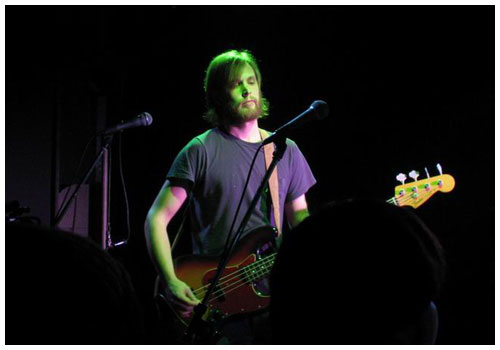 Paul Oldham (bassiste) - Will Oldham en concert  Tokyo (Shibuya Nest) le 13 mars 2004 - Photo Willem Van Der Hut, 2004